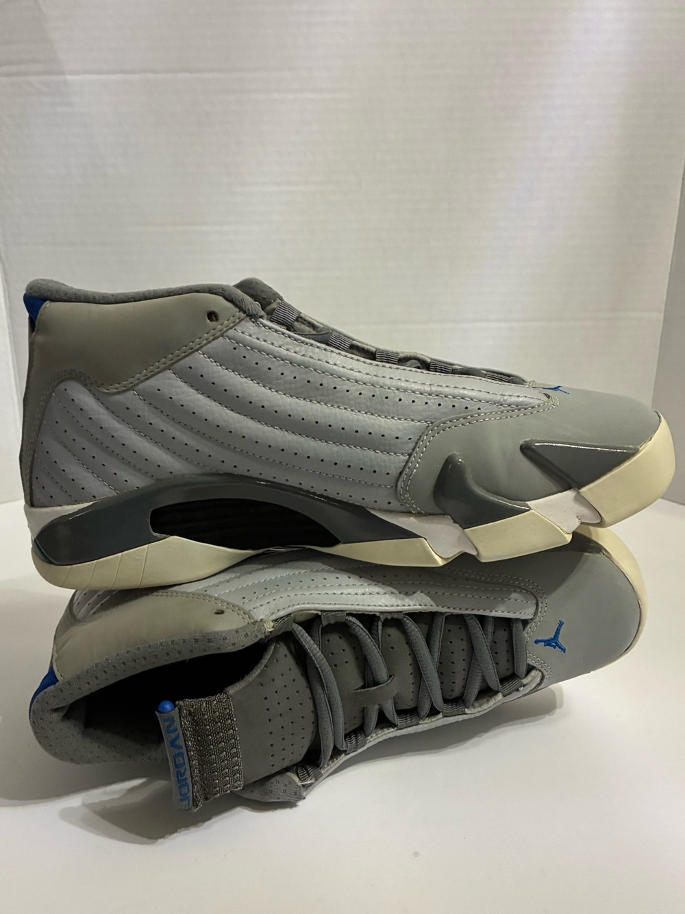 Jordan Men’s Low-Top Sneakers in Grey with Blue Jumpman - Picture 5 of 8